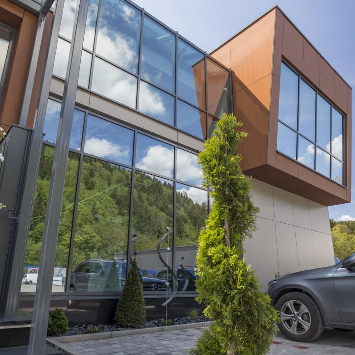 Eingangsbereich im neuen Firmensitz Wallenfels